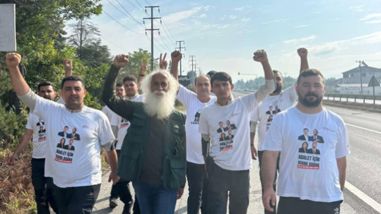 CHP’li gençlerin Özgürlük Yürüyüşü’ne Hendek’te sanatçı Suavi’den destek: ‘Bu yürüyüş bu memleketin bütün insanları içindir’