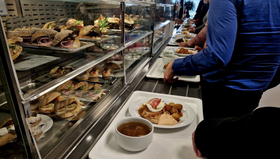 Endonezya’da 846 öğrenci ücretsiz yemekten zehirlendi