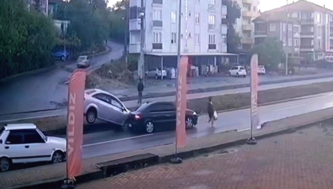 Yaya geçidinde yol verdi, arkadan çarptılar