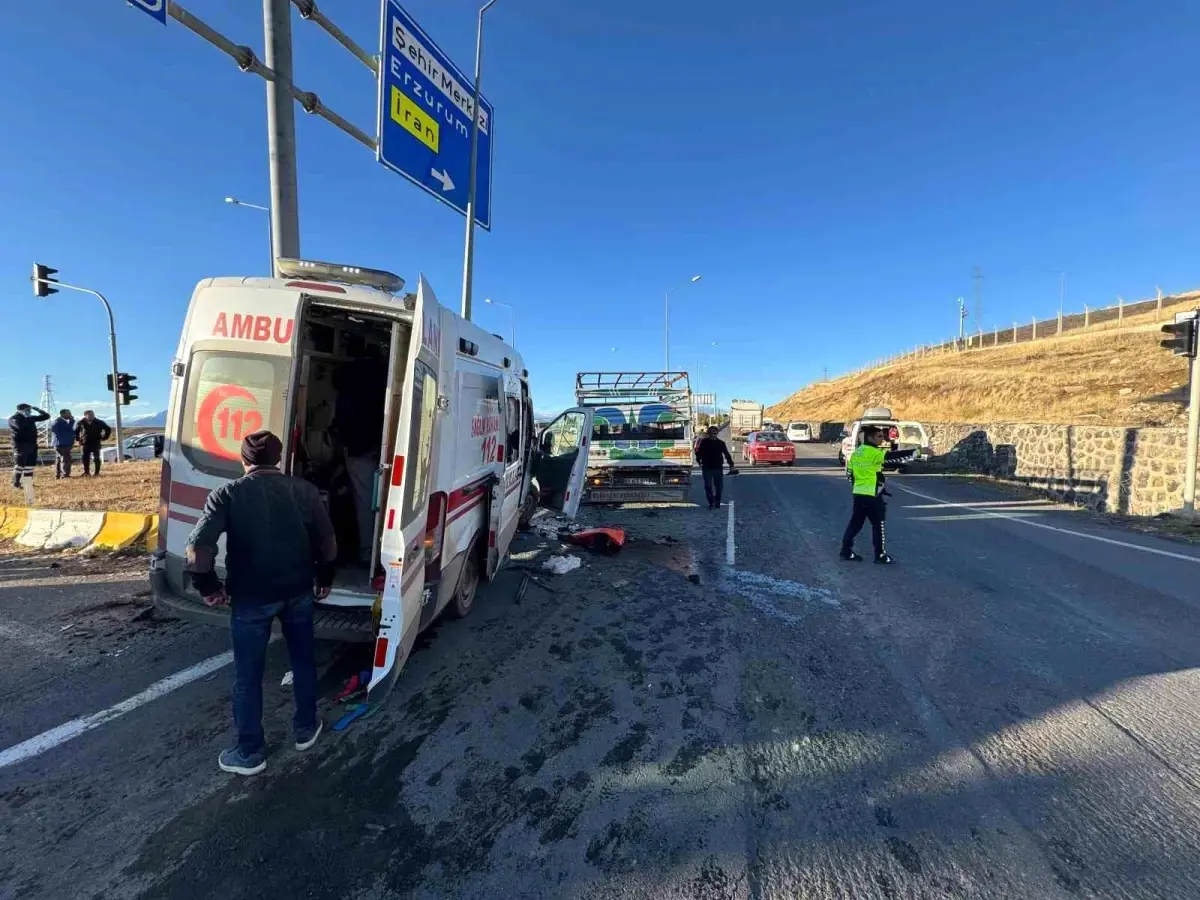 Ağrı’da Ambulans ve Kamyonet Çarpıştı: 7 Yaralı