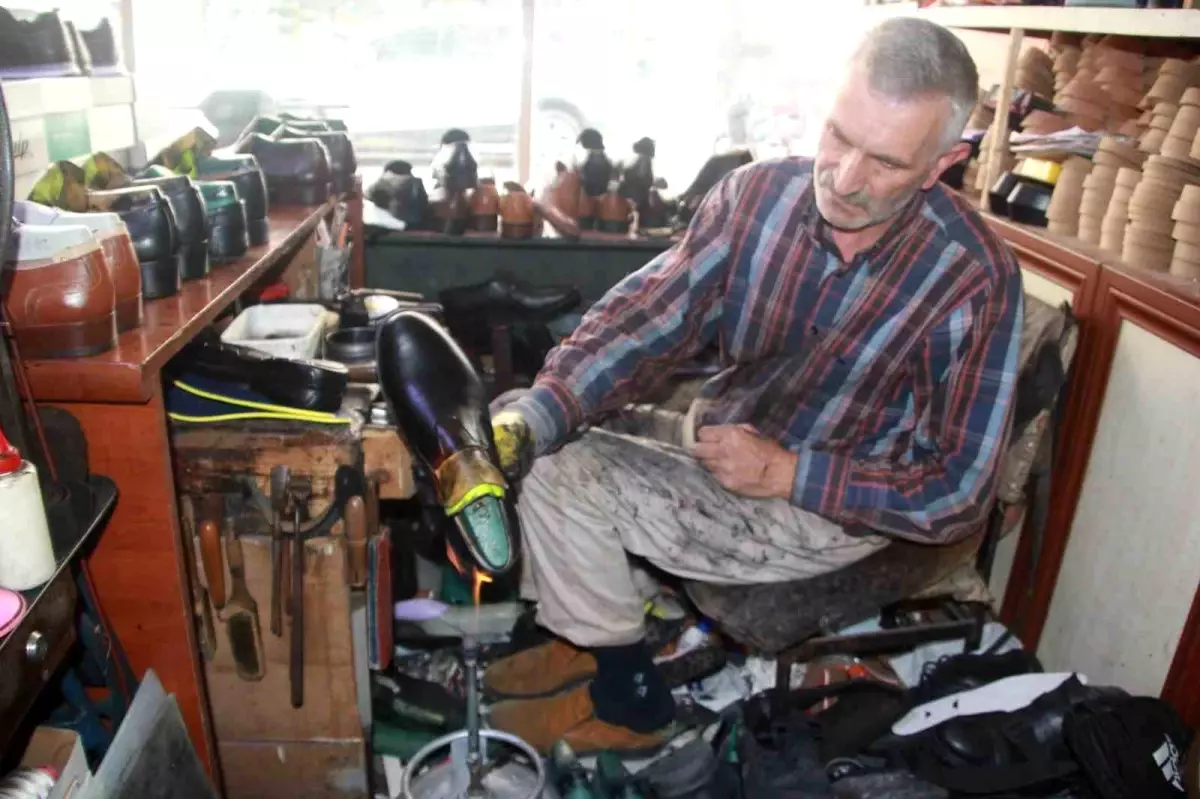 Ateşle Ayakkabı Boyuyor