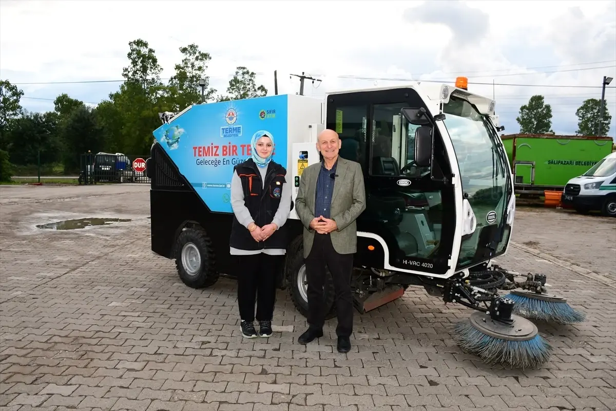 Terme’de İlk Kadın Yol Süpürücü