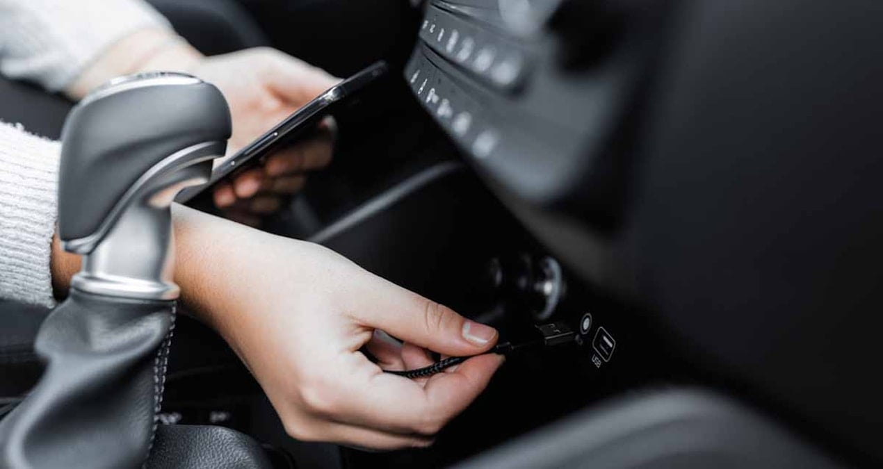 Aracınızdaki asıl tehlike USB’de değil, 12 voltluk prizlerde!