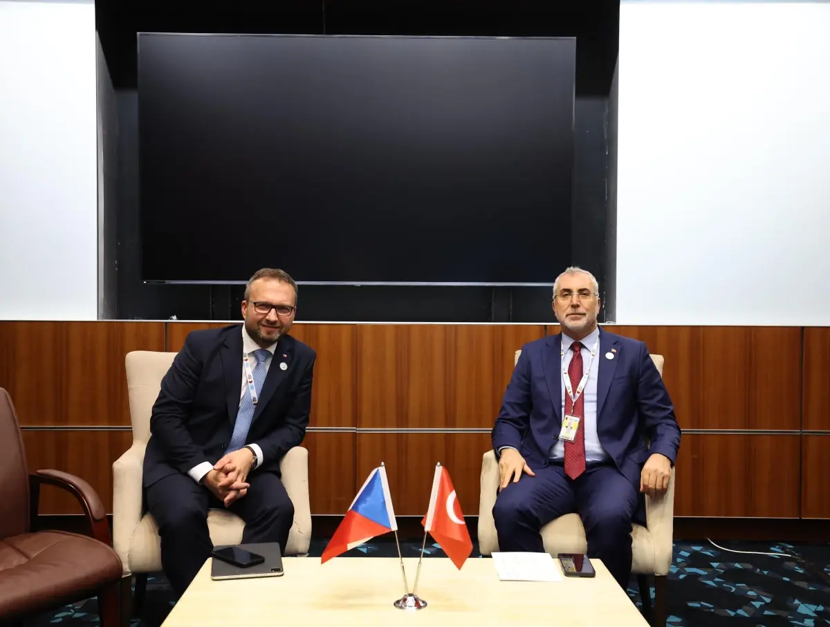 Bakan Işıkhan, Katar’da Çek Bakan ile Fikir Alışverişinde Bulundu