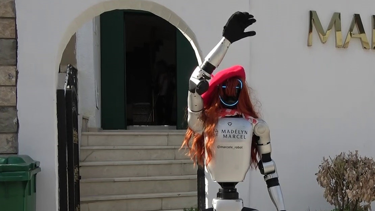 Bursa’da bir güzellik merkezi işçi olarak Çin’den robot getirtti