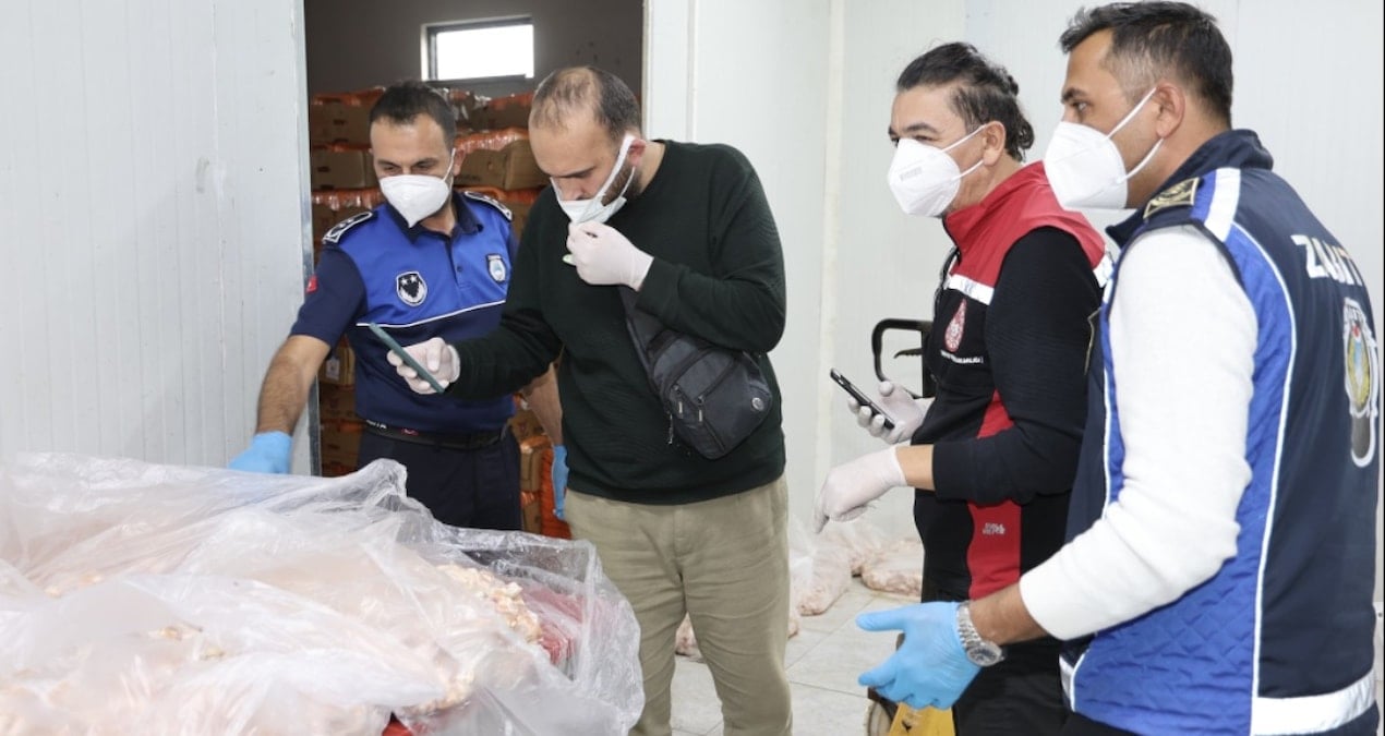 Halkın sağlığını tehlikeye atacaklardı! Onlarca ton bozuk tavuk, denetime takıldı