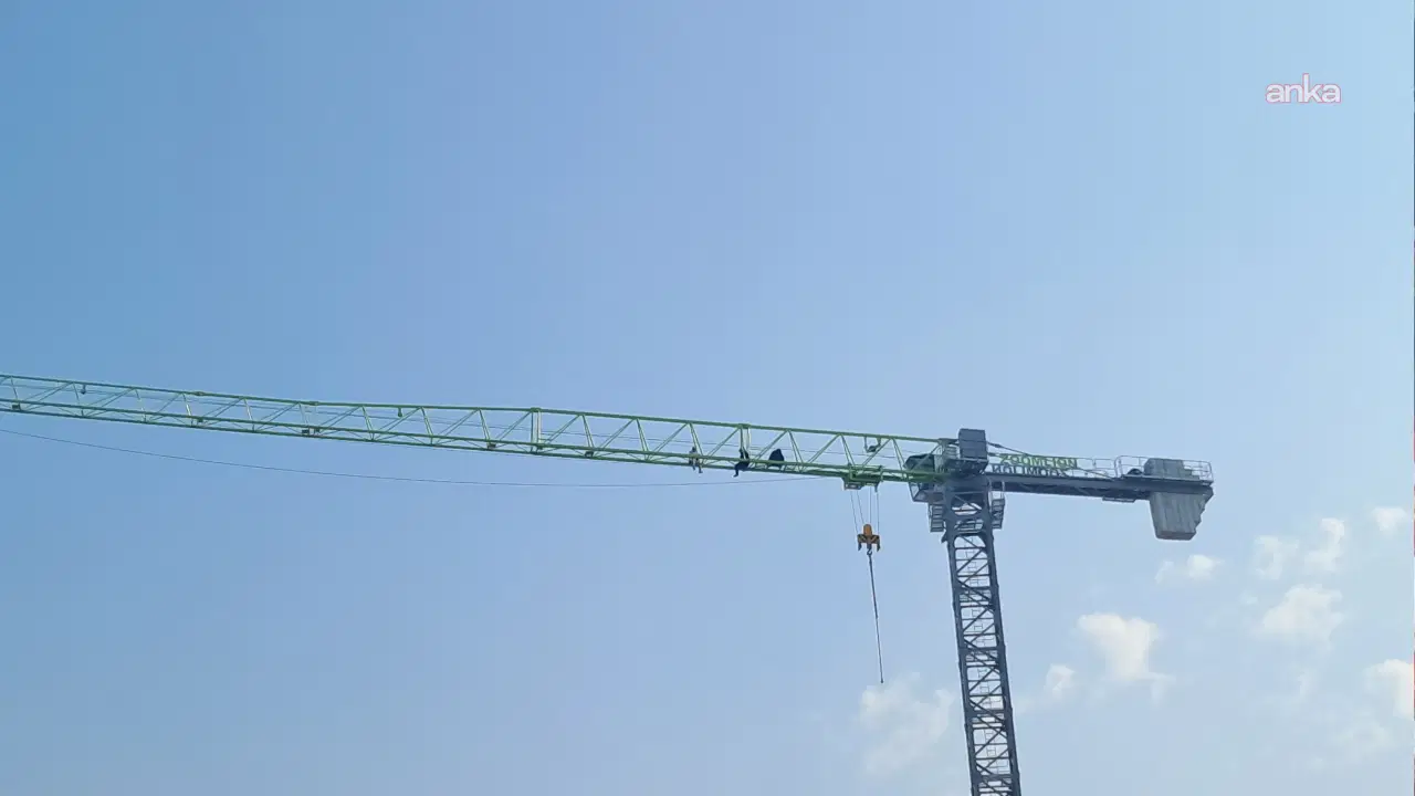 Hatay’da 24 saati aşkın süre vince çıkarak eylem yapan işçiler indirildi