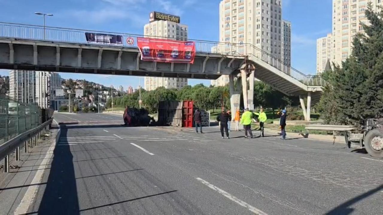 İstanbul’da TIR üst geçide çarptı: Yol trafiğe kapatıldı!