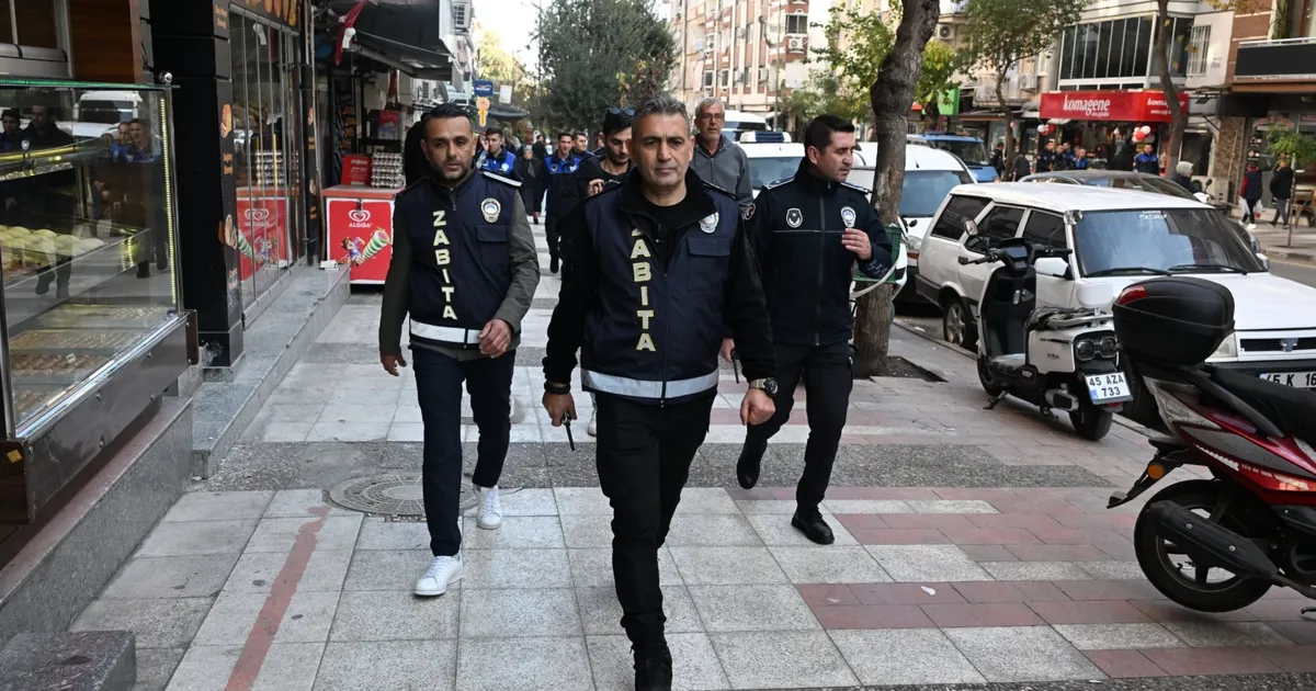 Manisa’da kaldırım işgallerine zabıta müdahalesi