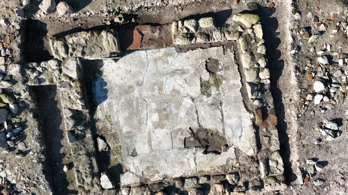 Sapanca Gölü’nde Tarihi Yapı Ortaya Çıktı