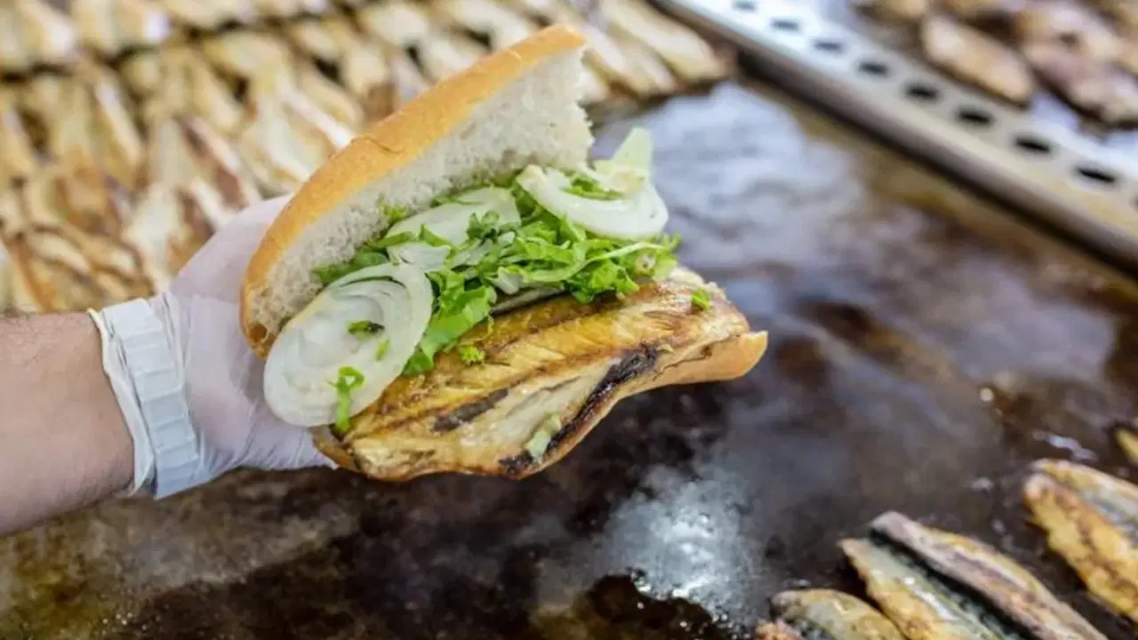 Türkiye, Ortaköy’deki kumpir ve midye faciasını konuşuyor… Uzman isim sokakta yenmemesi gereken 10 yiyeceği sıraladı