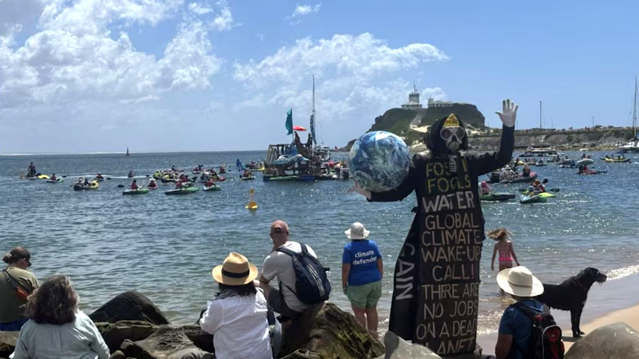 Avustralya’da protesto gemi trafiği durdurdu