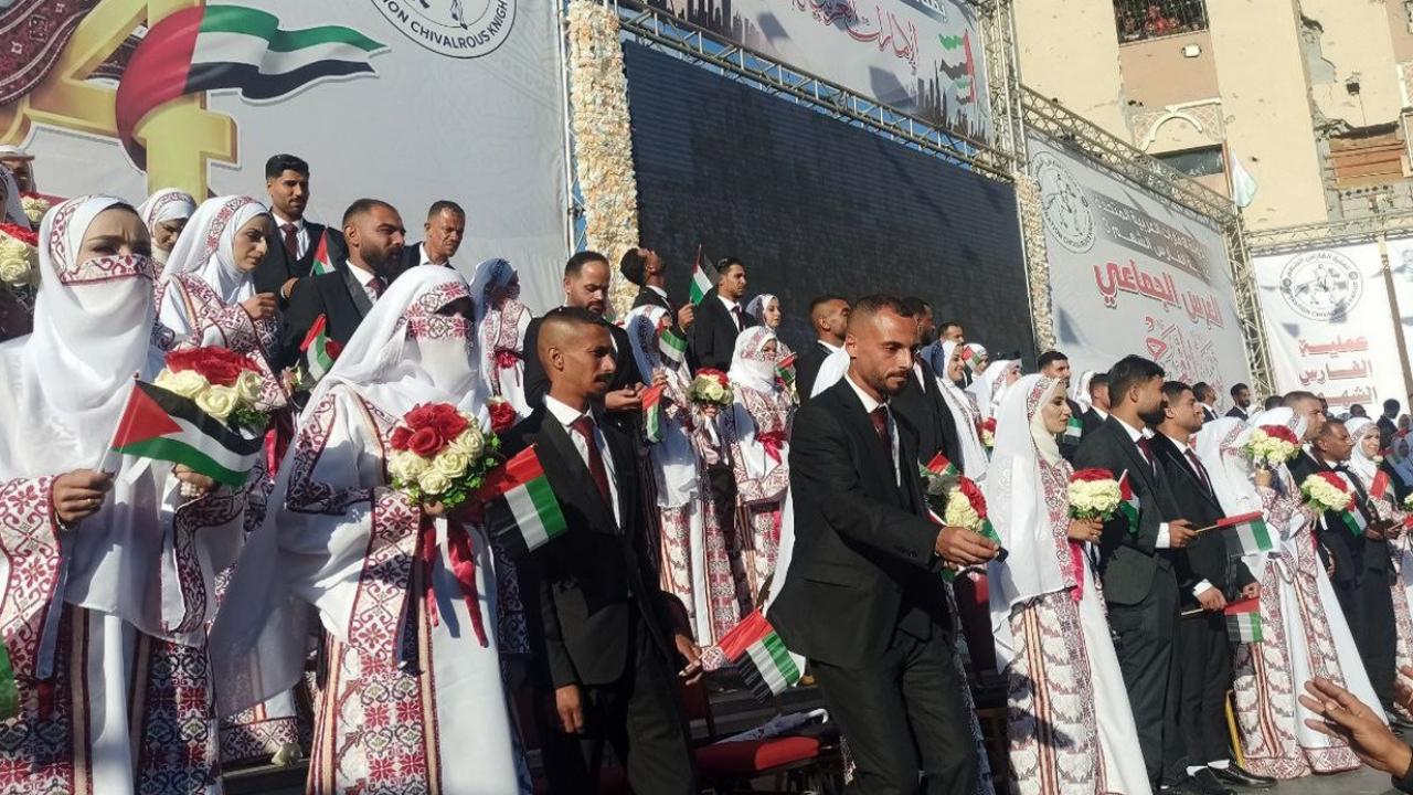 Gazze’de savaşın gölgesinde umut: 54 çift enkazlar arasında evlendi