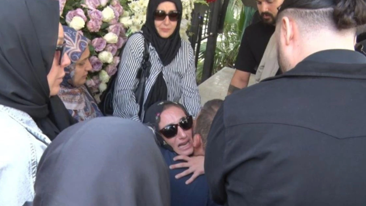 Güllü’nün kızının cenazede fenalık geçirdiği anlar yeniden dolaşıma girdi