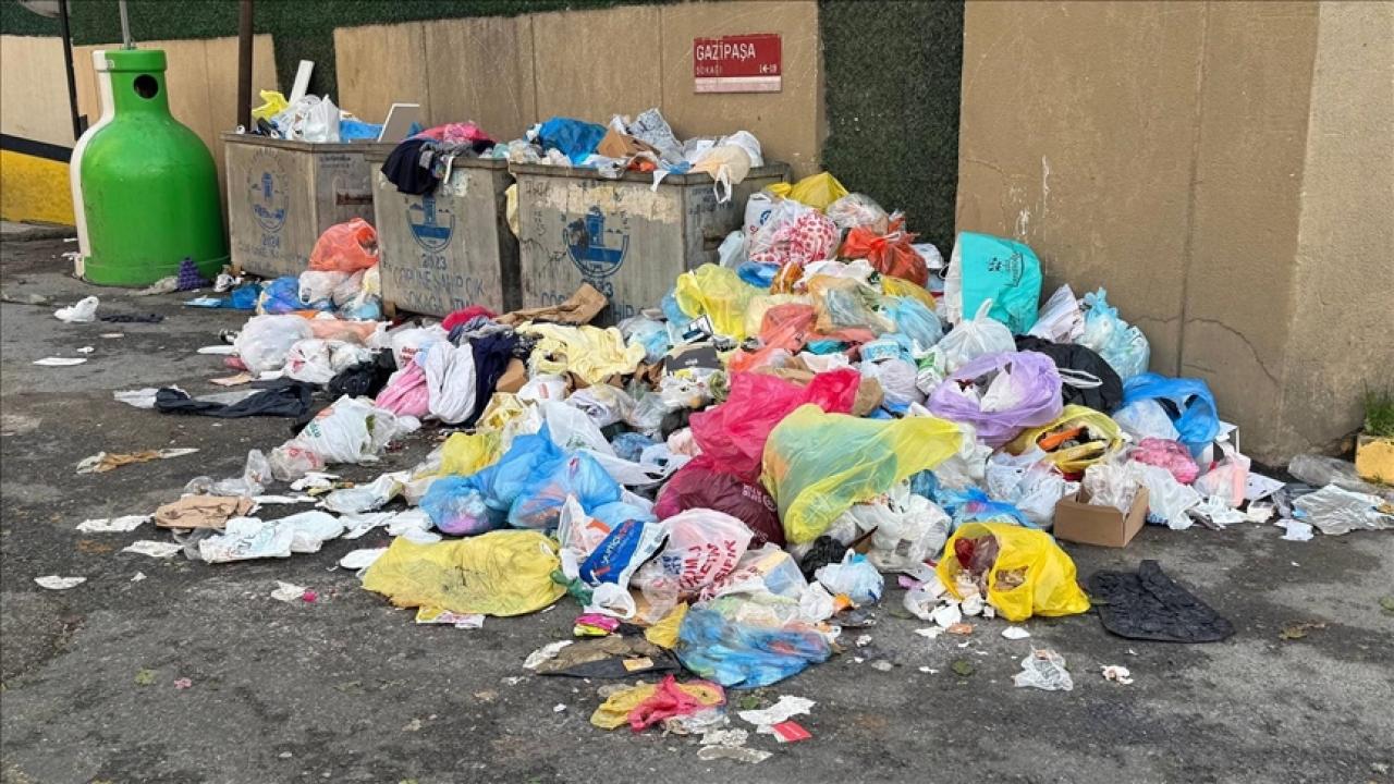 Maltepe’de 3 gündür toplanmayan çöplere vatandaşlardan tepki