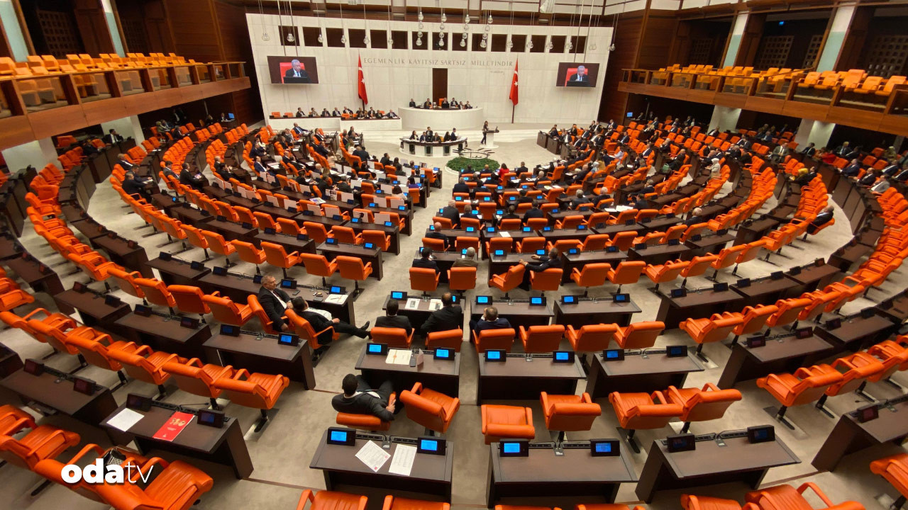 Meclis’te güldüren anlar: ‘Şişt şişt sakin ol si…ne hakim ol’