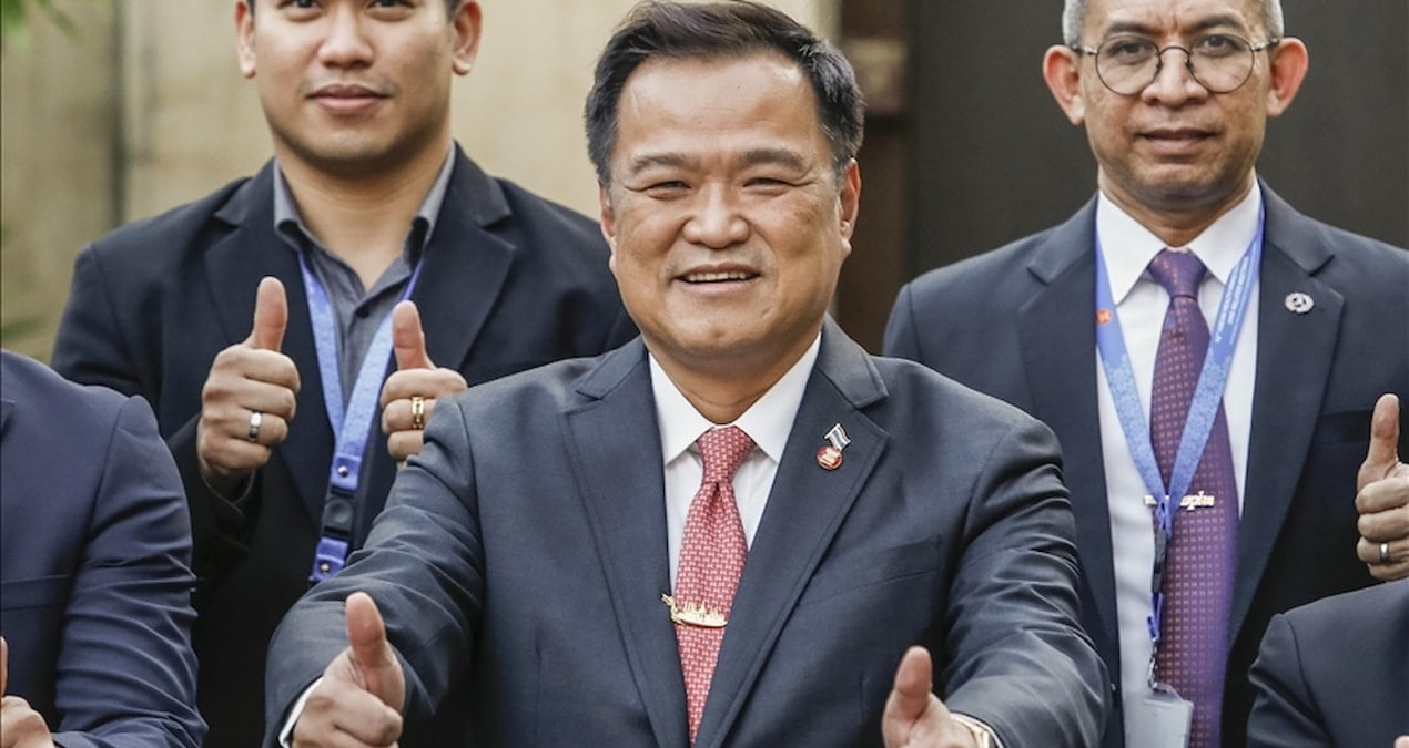 Savaşın ortasındaki ülkenin başbakanı, parlamentoyu feshetti