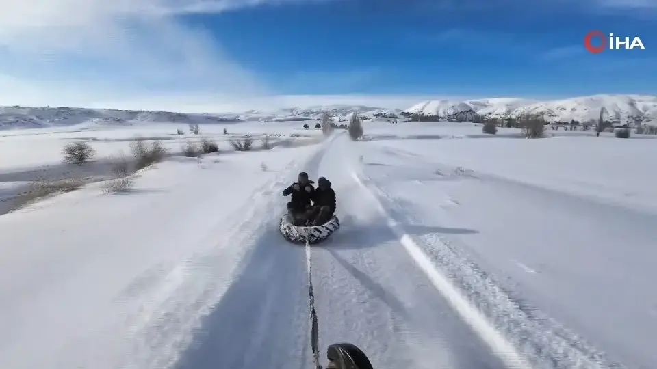 Sivas’ta traktörün arkasına bağladıkları lastikle karın keyfini çıkardılar