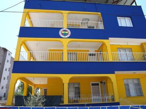 Hatayda fenerbahce apartmani 3 katli binayi bastan asagi sari laciverte boyadilar w2B28LvL