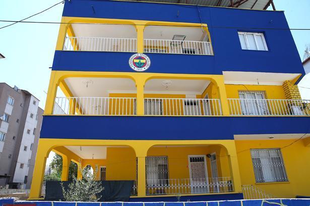 Hatayda fenerbahce apartmani 3 katli binayi bastan asagi sari laciverte boyadilar w2B28LvL